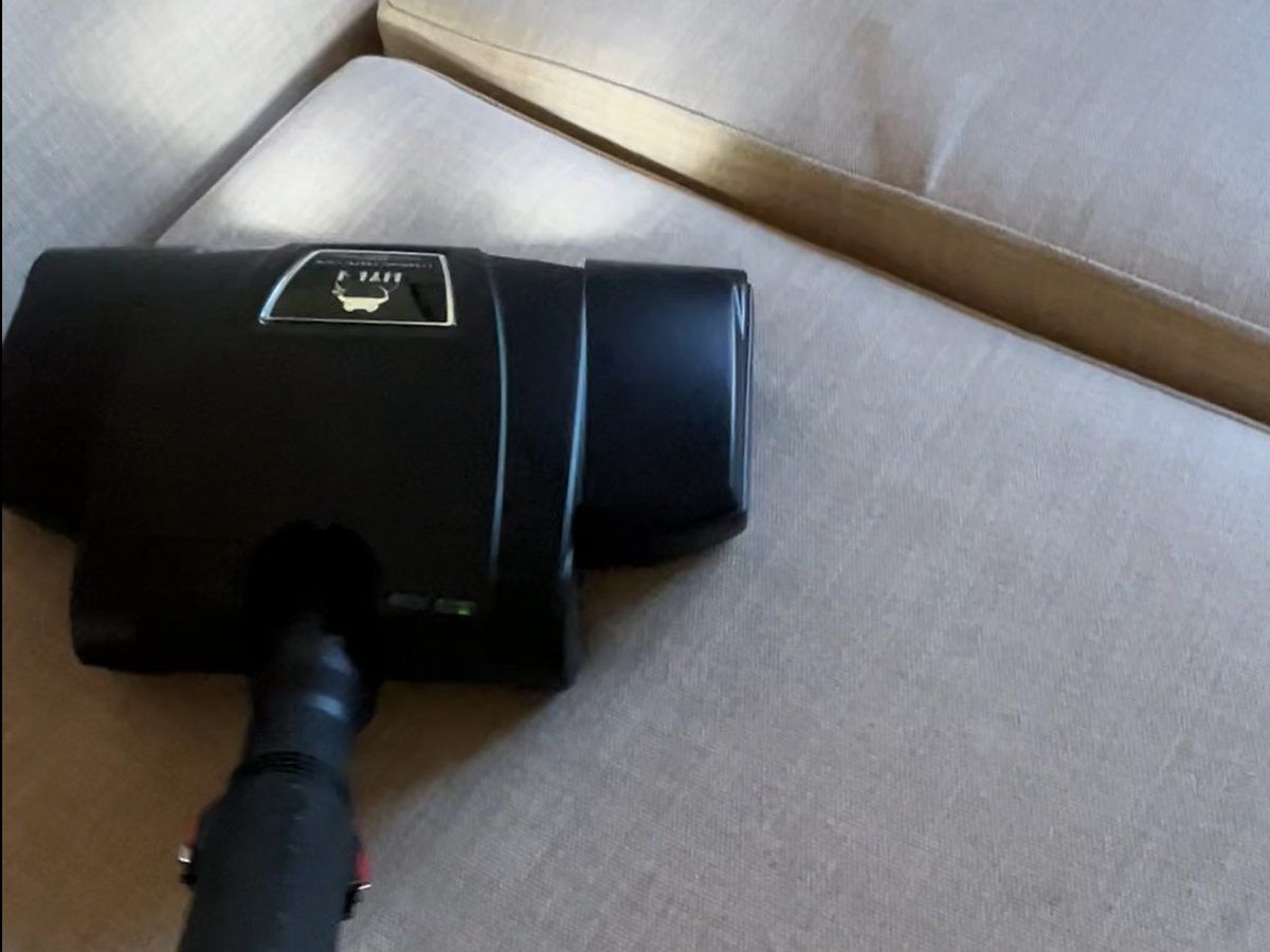 Lavado de un sofá de tela con equipo profesional HYLA