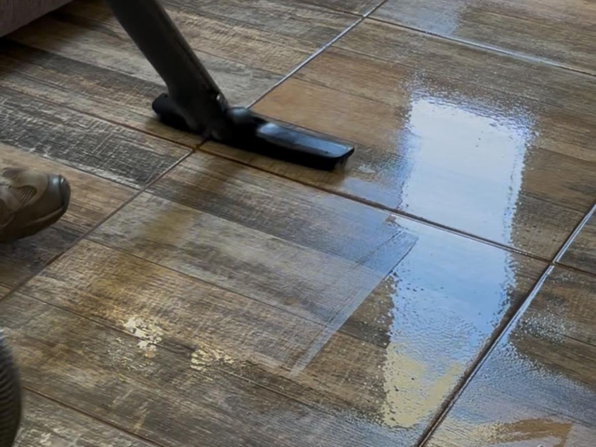 Limpieza y sanitización de un piso cerámico con equipo especializado